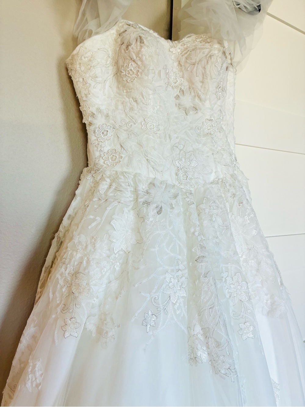 Size M Stunning Lace Wedding Gown - Picture 2 of 16